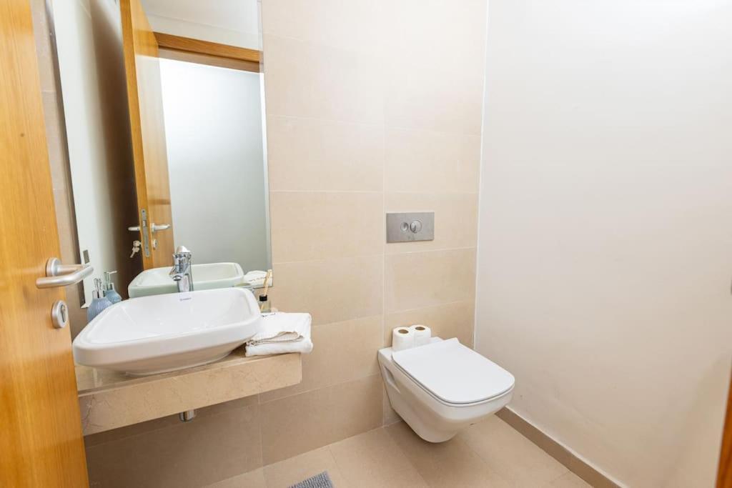 Apartmán Modern 2Br Retreat In Marina Sale Luxury Living Hajja Exteriér fotografie