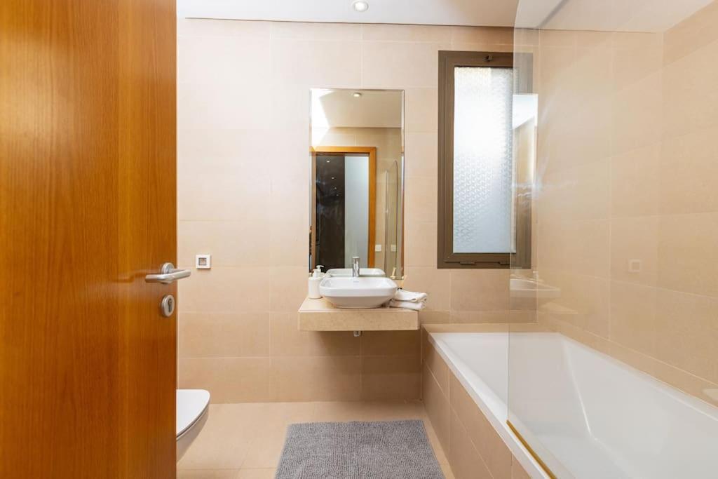 Apartmán Modern 2Br Retreat In Marina Sale Luxury Living Hajja Exteriér fotografie